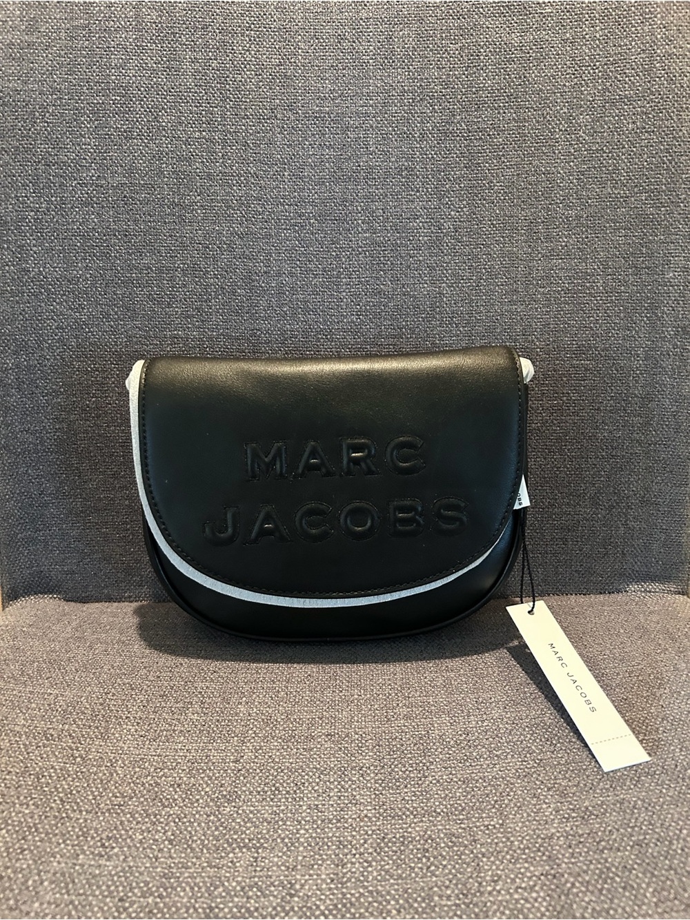 Marc Jacobs Flash Saddle
Crossbody Bag 8" L x 4" D x7"H New MSRP $375
New with t